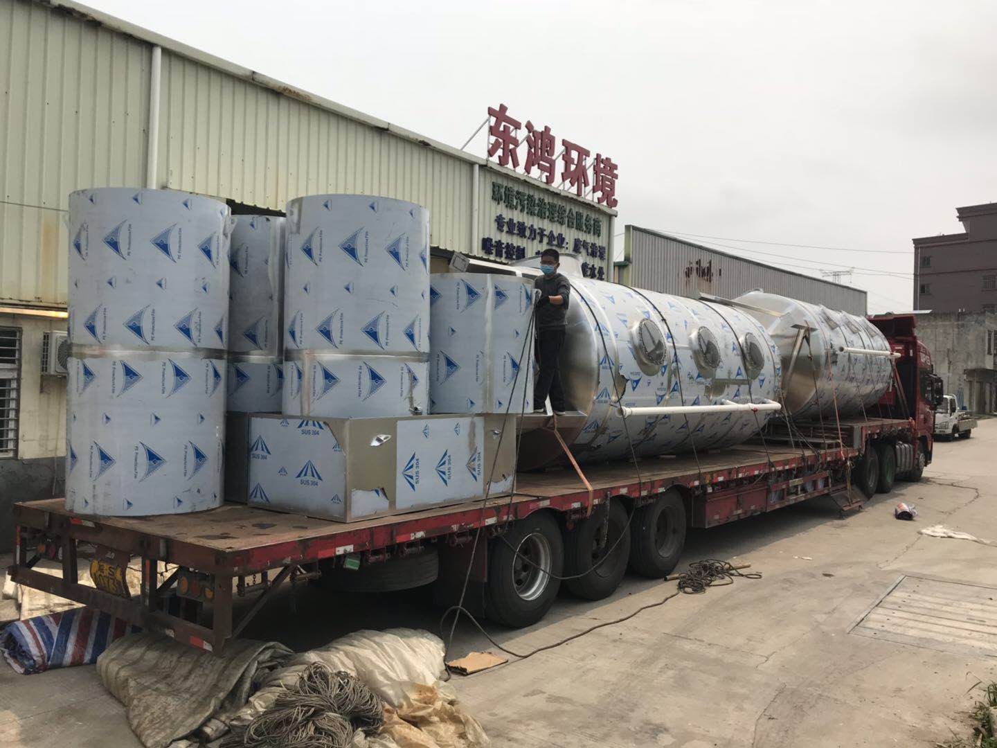 第一輛貨車裝噴淋塔 第一輛貨車裝噴淋塔