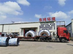 東鴻請(qǐng)來吊車發(fā)貨，一天發(fā)4車廢氣處理設(shè)備，車車都是17.5米大拖頭