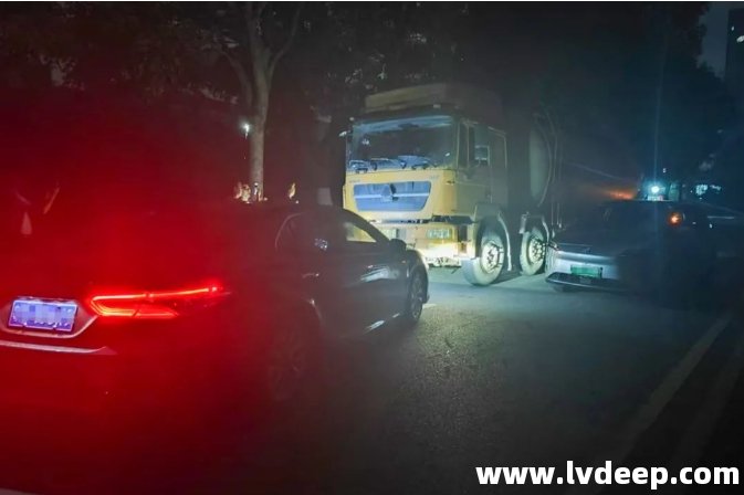 松山湖分局聯(lián)合城管分局連續(xù)蹲點(diǎn)，截停偷排槽罐車(chē)